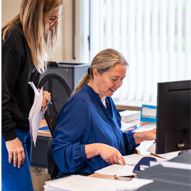 Weegbrugmedewerker Jen B Containers